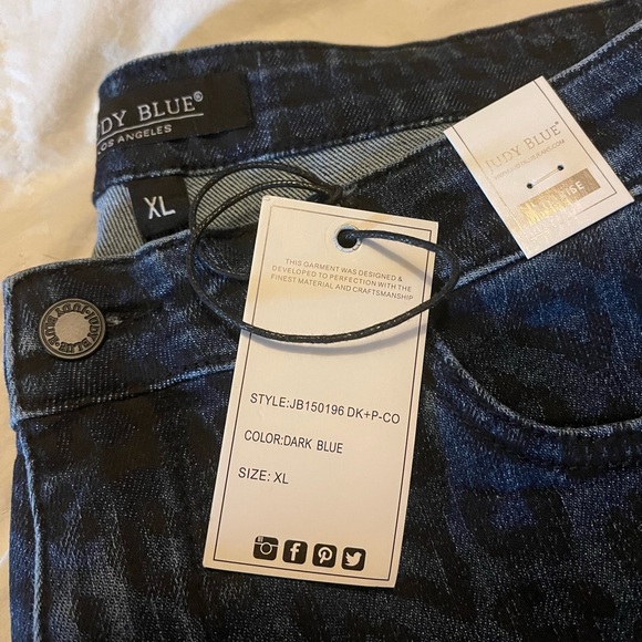 Judy Blue Leopard Print Shorts - Picture 4 of 4